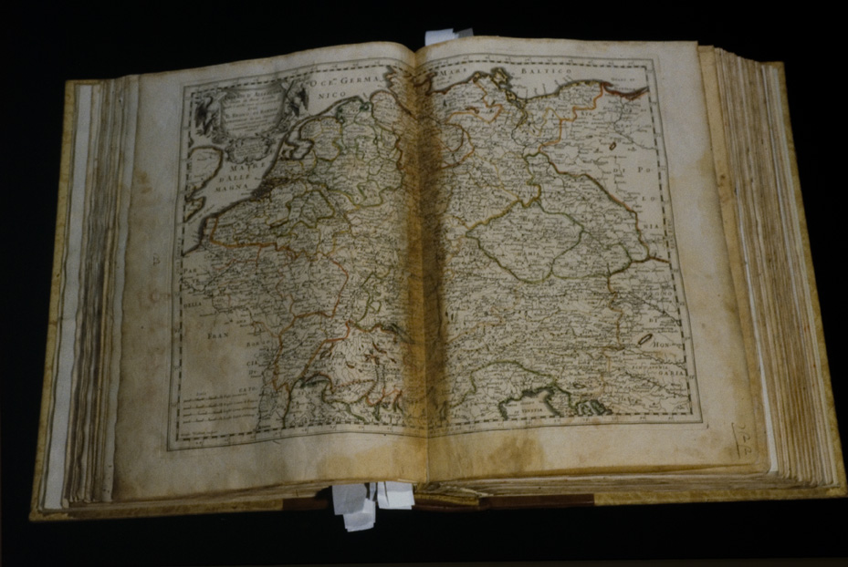 Atlante con tavole geografiche [edizione del 17.-18. sec.]. Chiusi, Museo Archeologico Nazionale
icpal_19843
Keywords: 1425/1993, Chiusi M Archeologico Naz. Atlante geografico [ed. 17.-18. sec.], Chiusi M Archeologico Naz.