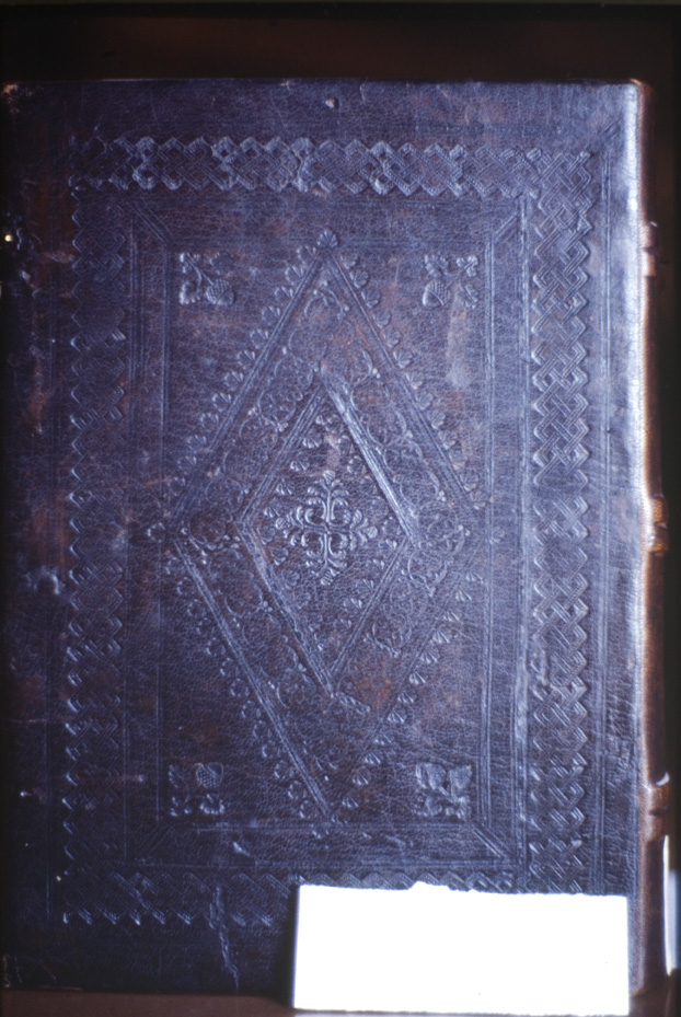Legatura con coperta in cuoio impressa a secco. Cassino, Biblioteca Statale del Monumento Nazionale di Montecassino
icpal_00238
Keywords: Montecassino Abbazia Legature con coperte impresse a secco, Montecassino Abbazia