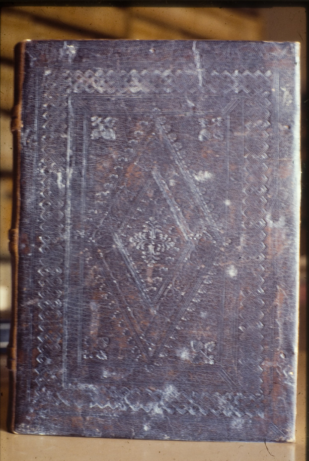 Legatura con coperta in cuoio impressa a secco. Cassino, Biblioteca Statale del Monumento Nazionale di Montecassino
icpal_00245
Keywords: Montecassino Abbazia Legature con coperte impresse a secco, Montecassino Abbazia
