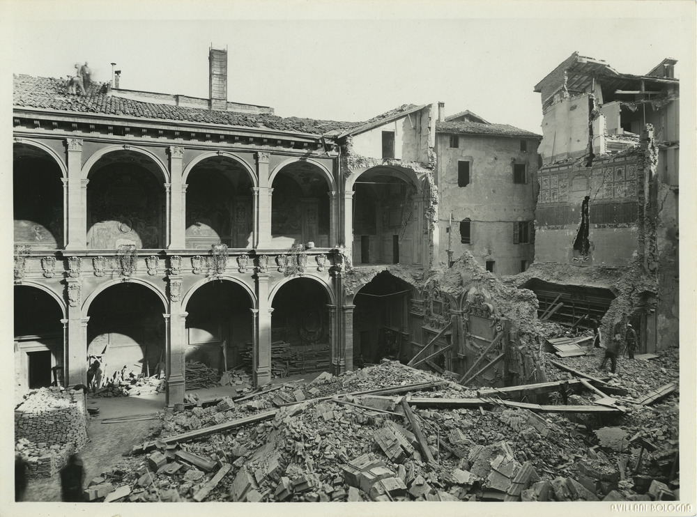 Bologna, Biblioteca comunale dell'Archiginnasio. Periodo bellico
pos_15845
Keywords: Emilia Romagna,Guerra