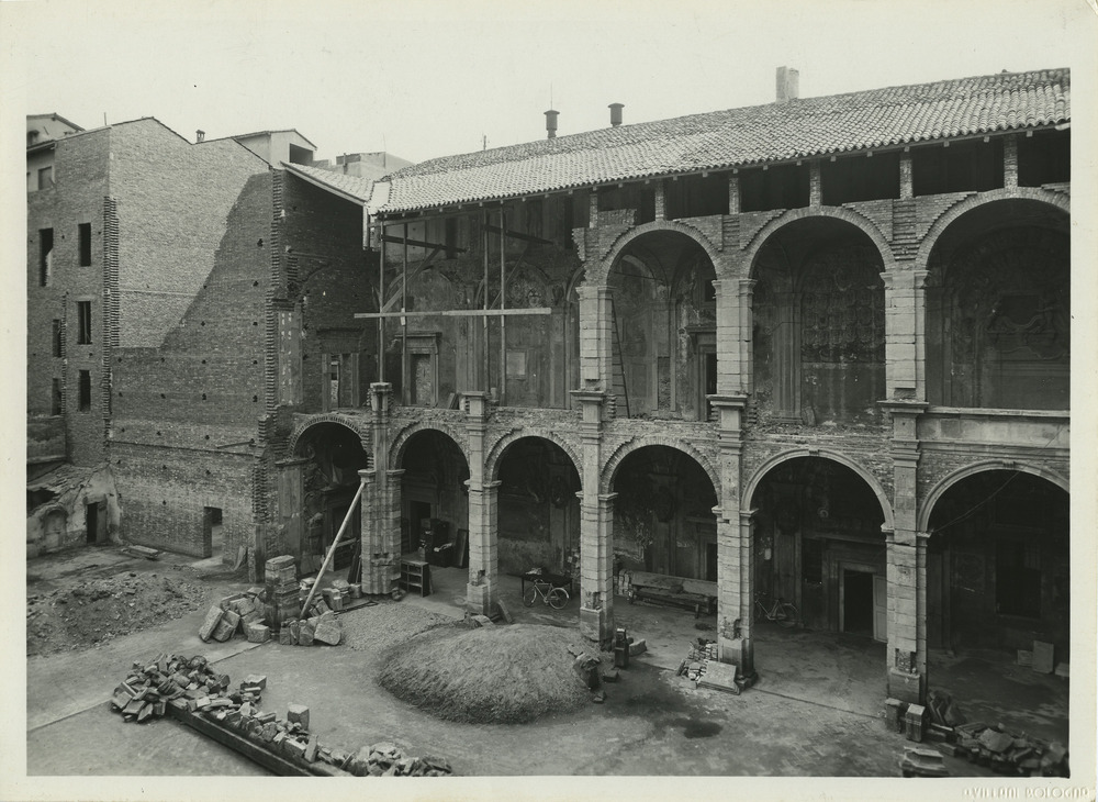 Bologna, Biblioteca comunale dell'Archiginnasio. Periodo bellico
pos_15848
Keywords: Emilia Romagna,Guerra