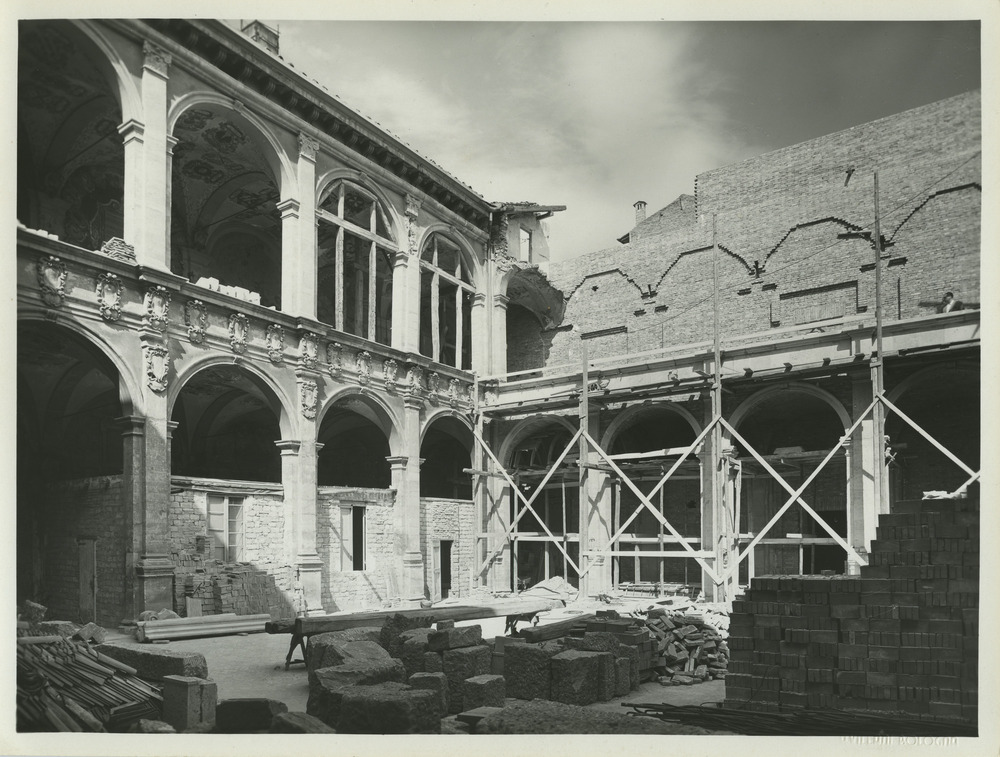 Bologna, Biblioteca comunale dell'Archiginnasio. Periodo bellico
pos_15851
Keywords: Emilia Romagna,Guerra